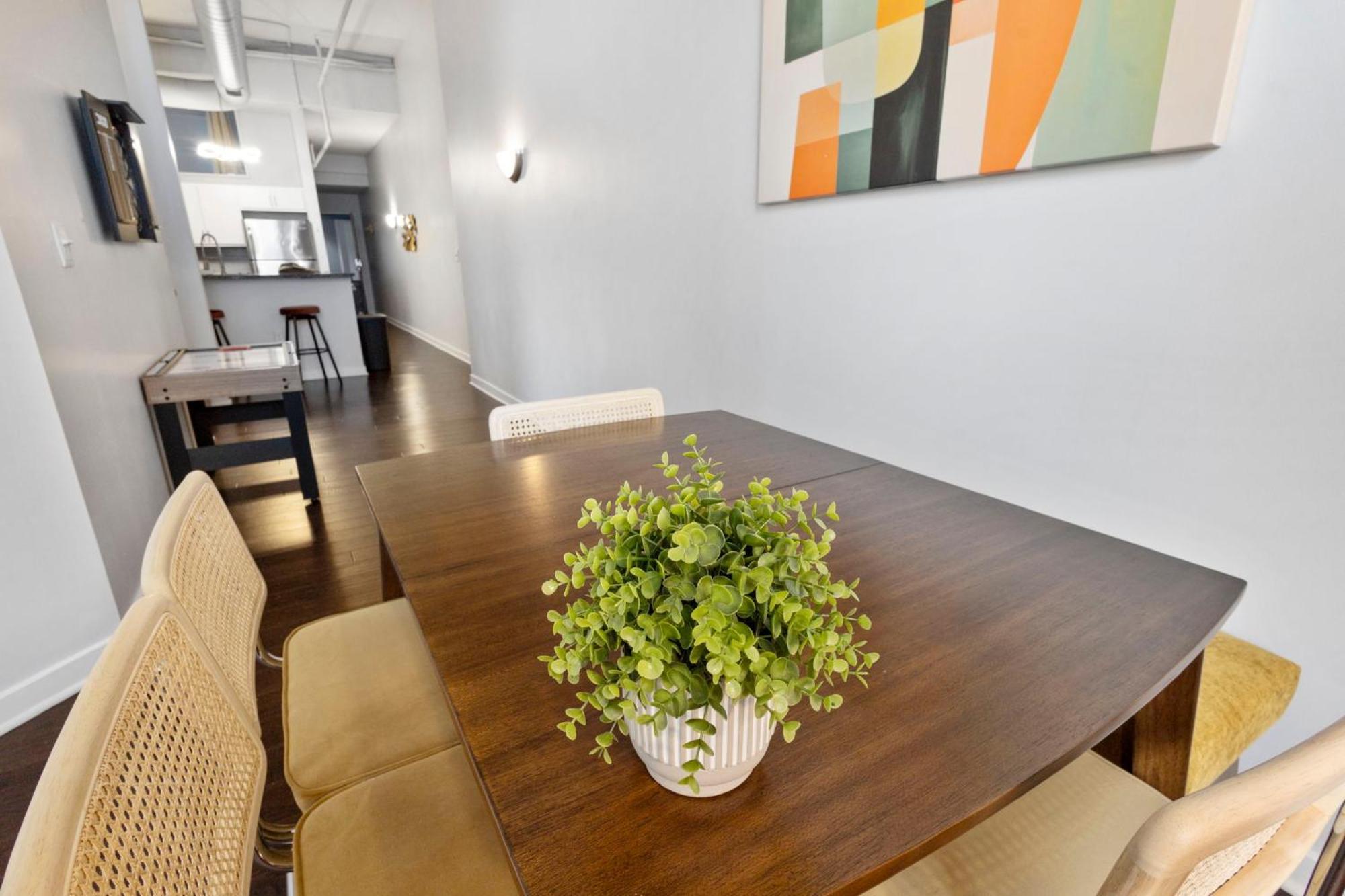 Modern 2br Downtown Indy Skywalk Apartment *